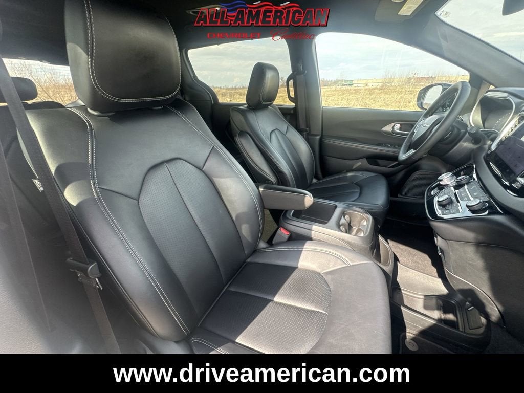 2025 Chrysler Pacifica Select