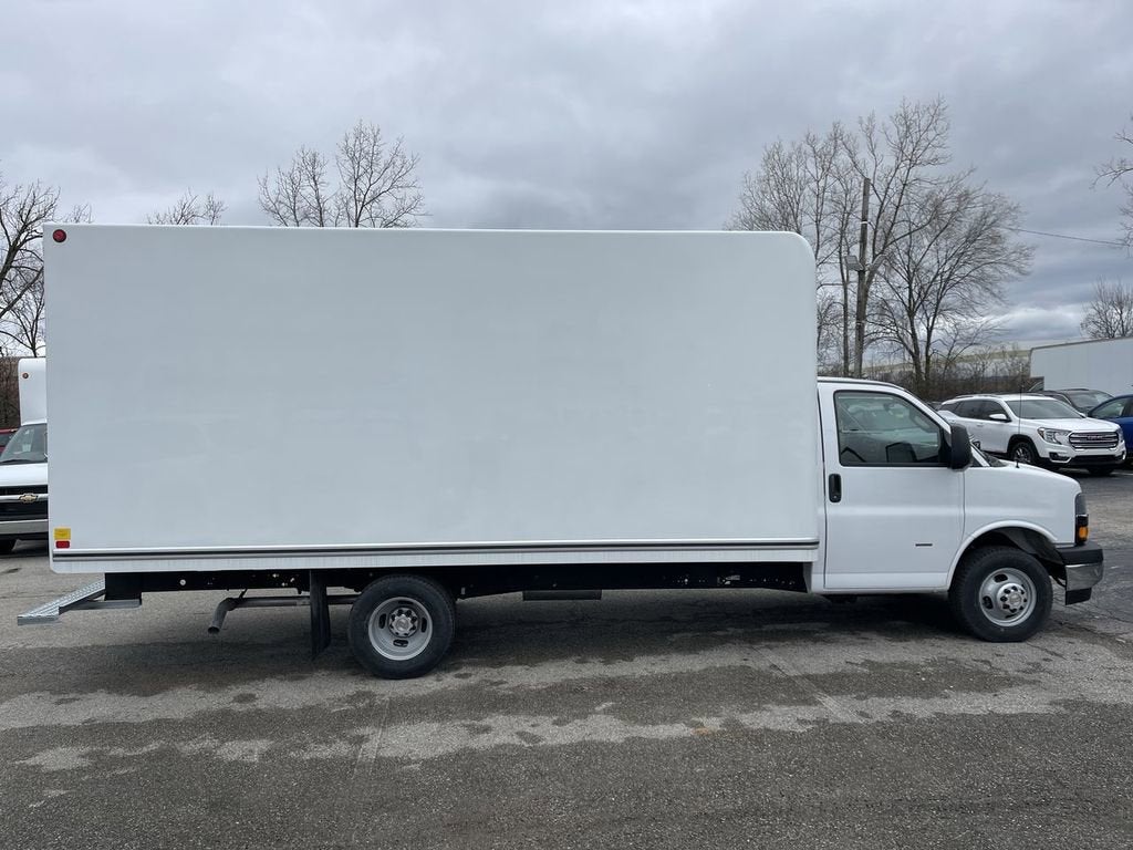 2025 Chevrolet Express Cutaway 3500 1WT